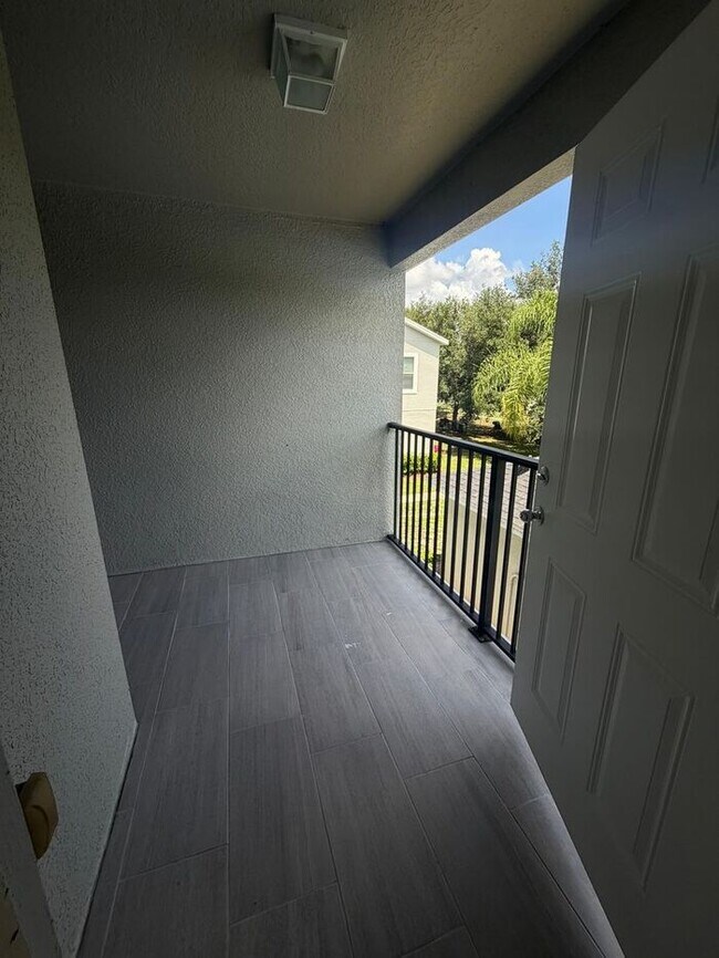 Building Photo - Beautiful Townhouse