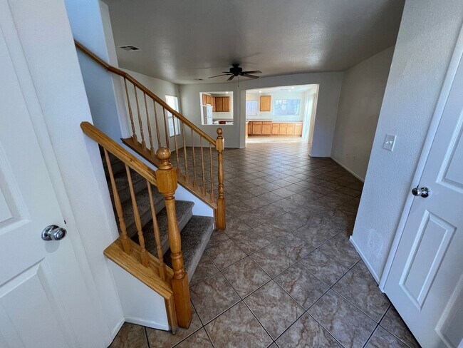 Building Photo - 3 Bedroom / 2.5 Bath Southwest Home