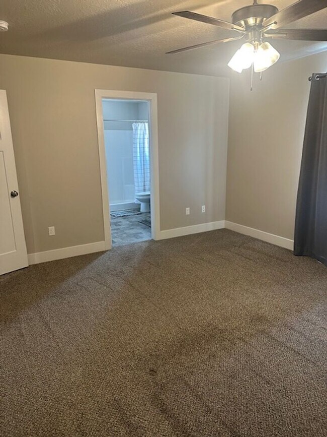 Building Photo - Amazing 3 bed, 2.5 bath with 2 car garage townhome!