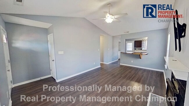 Building Photo - Charming 2BD/2 BA End Unit Townhouse w/Fireplace and Fenced Backyard