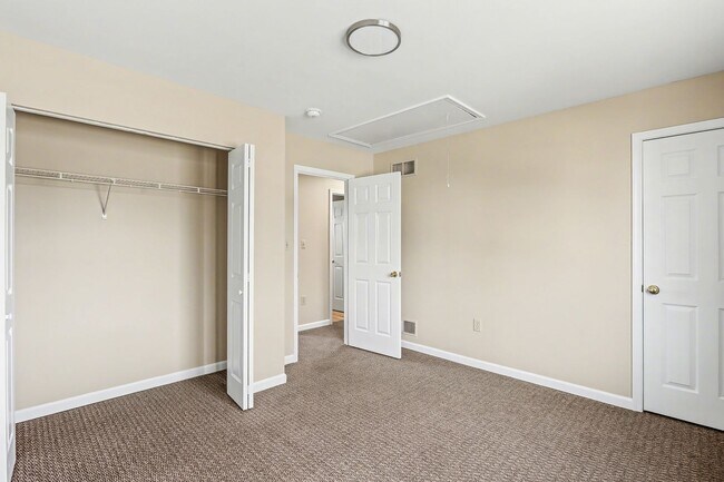 Building Photo - Three bedroom, one and a half bathroom end unit townhome in Dover