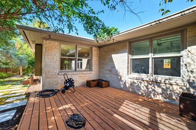 Building Photo - 712 Brownlee Cir