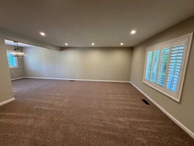 Building Photo - Gorgeous 2 story 5 bedroom home w/pool in ...