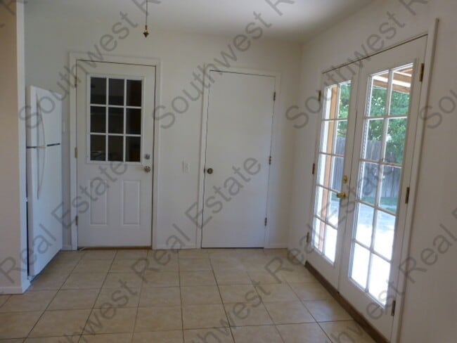 Building Photo - Charming 3 bedroom home