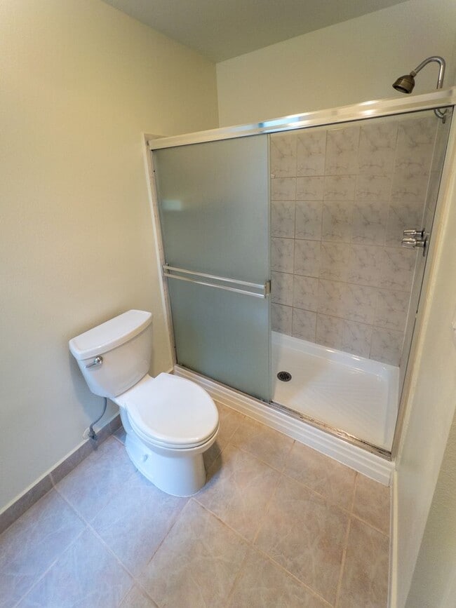 Building Photo - Large 2bed/ 2 bath corner unit in the heart of Silverlake with Hot Tub, Pool, Gated Parking and P...