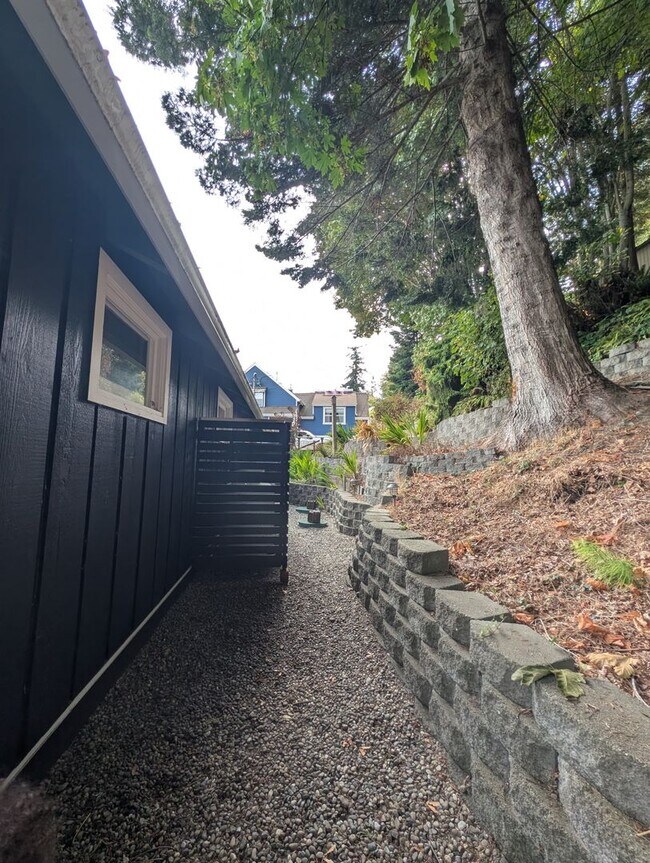 Building Photo - A Storybook Dream in Kingston, Available Now! Lowbank Waterfront, Beach Access, Panoramic Views &...