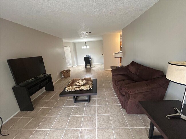 Building Photo - 636 Kenwick Cir