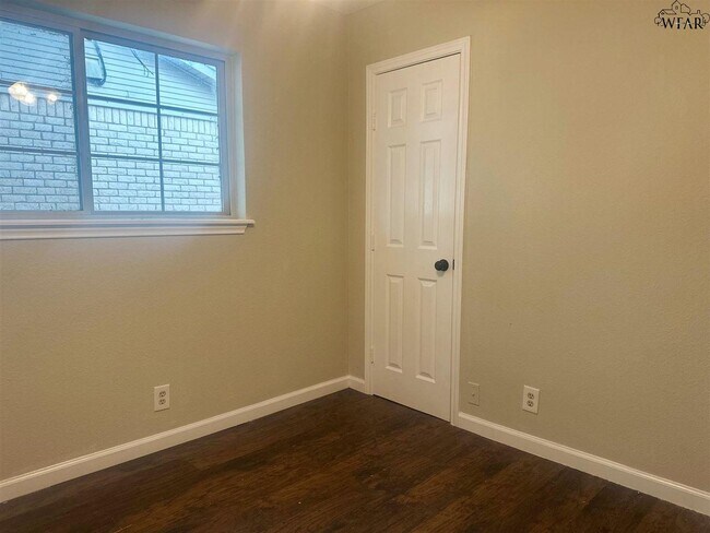 Building Photo - 5119 Parklane Dr