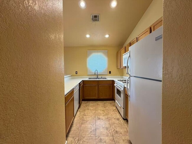Building Photo - Charming two-story condo with 2 bedrooms