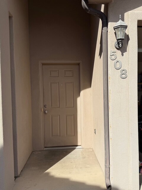 Building Photo - Well-maintained 3 bed/2 bath condo near Sk...