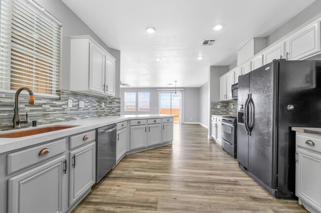 Building Photo - Stylish Hillside Townhome with Scenic Views in Gated Henderson Community!