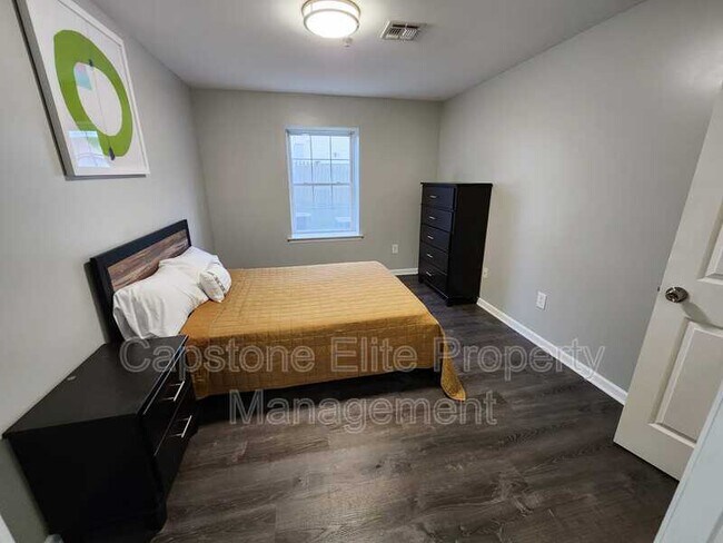 Building Photo - 161-163 Sussex Ave