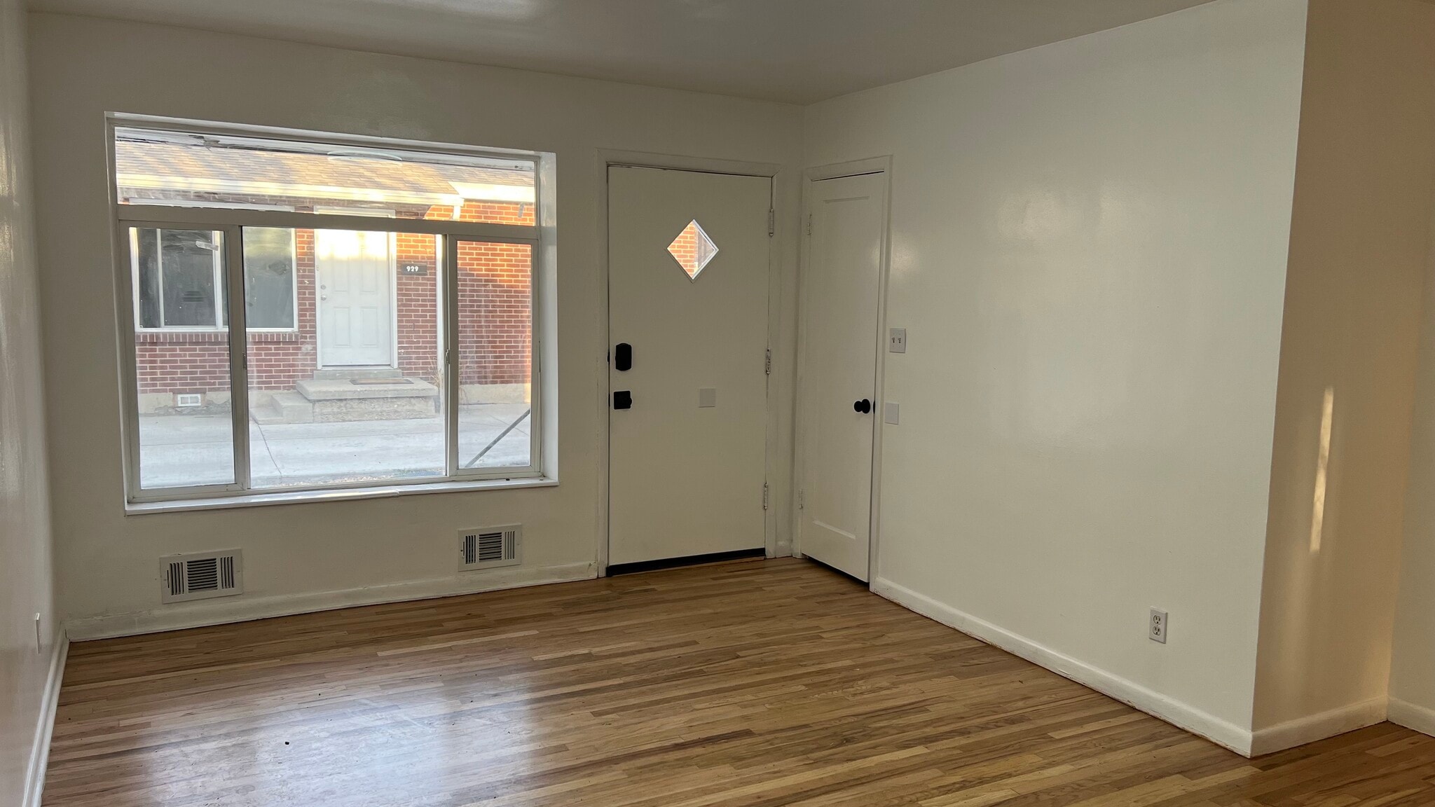 Building Photo - 931 W Fremont Ave