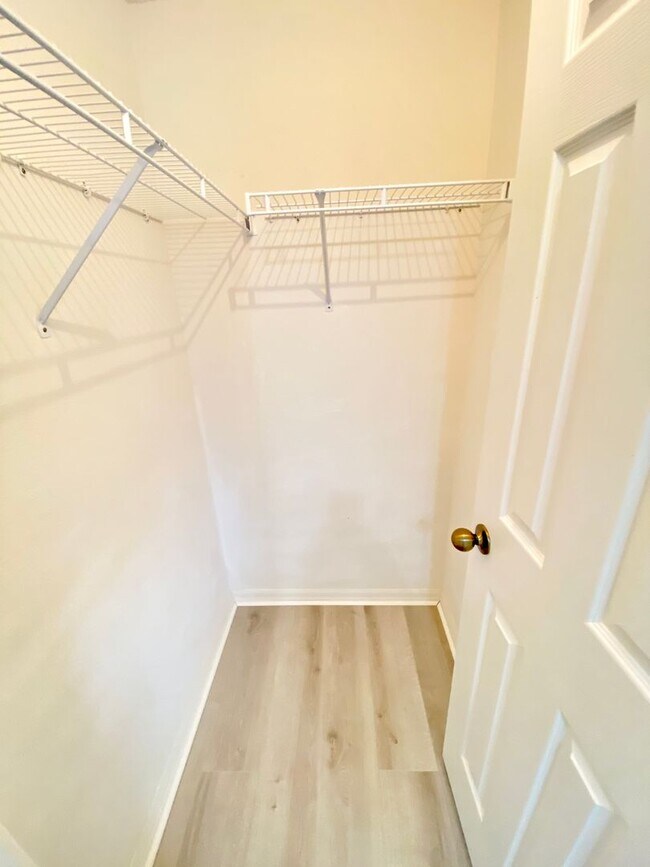 Building Photo - Beautiful Home with Water View in Waterford Lakes!