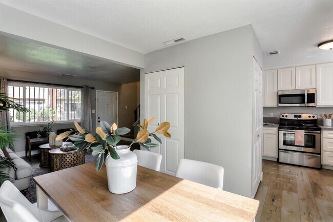 Building Photo - 5997 Bamford Dr