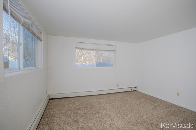 Building Photo - 1 BD, 1 BA Apartment Nestled Back on a Cul-de-Sac