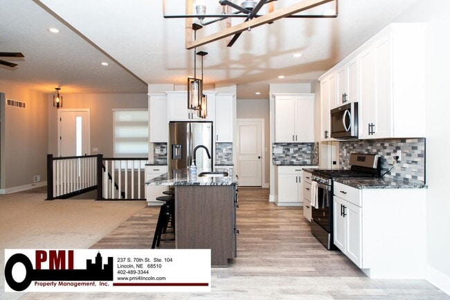 Building Photo - 5 Bedroom and 3 Bathroom House