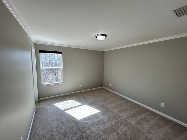 Building Photo - Spacious 5-Bedroom Home with Modern Amenit...