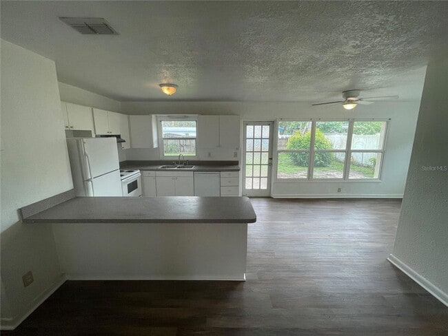 Building Photo - 1355 Davis Rd