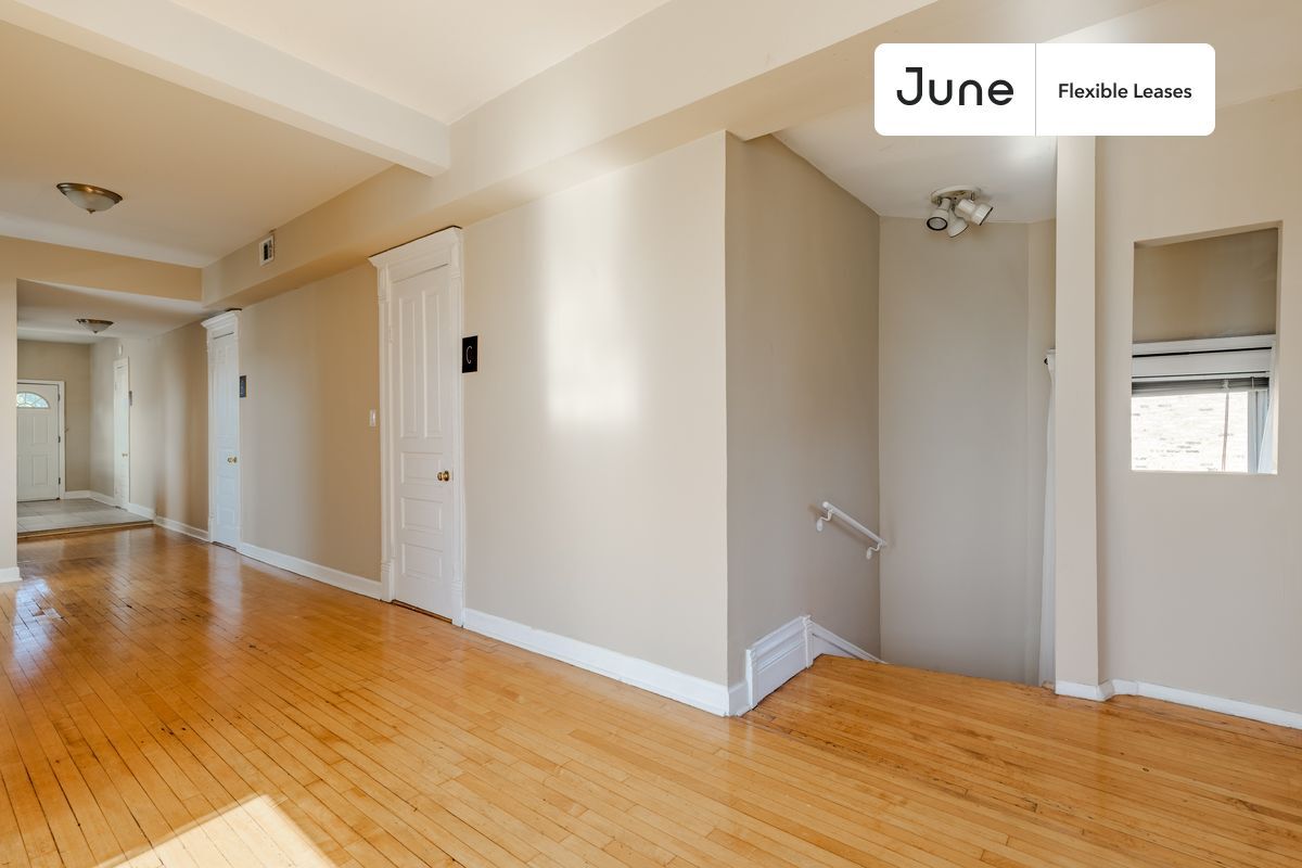 Building Photo - 1214 N Damen Ave