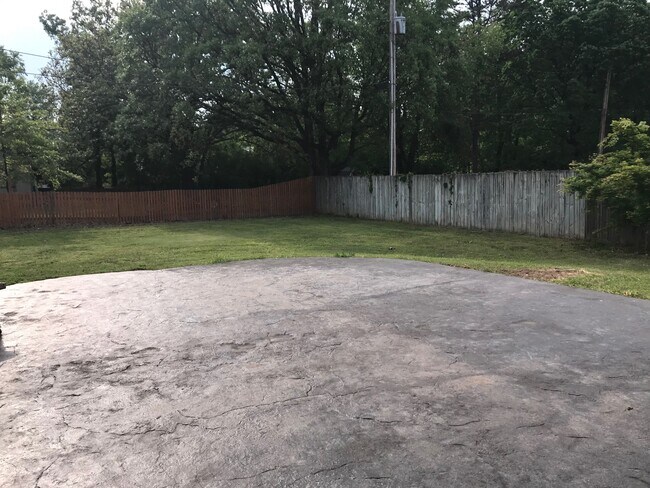 Building Photo - 2010 S Elm St