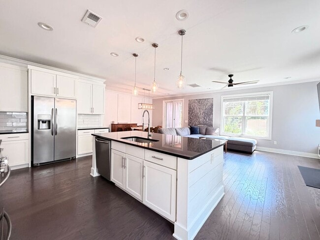 Building Photo - Available July 1st. Beautiful 4 BR/2.5 BA Home in Highly Desirable Park West! Landscaping included!