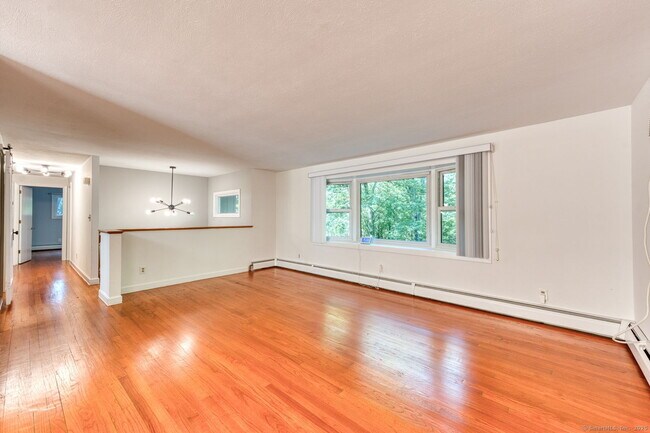 Building Photo - 16 Westgate Ln