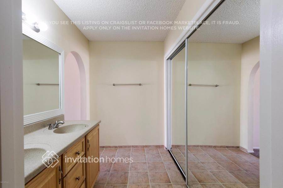 Building Photo - 5420 W Desert Cove Ave