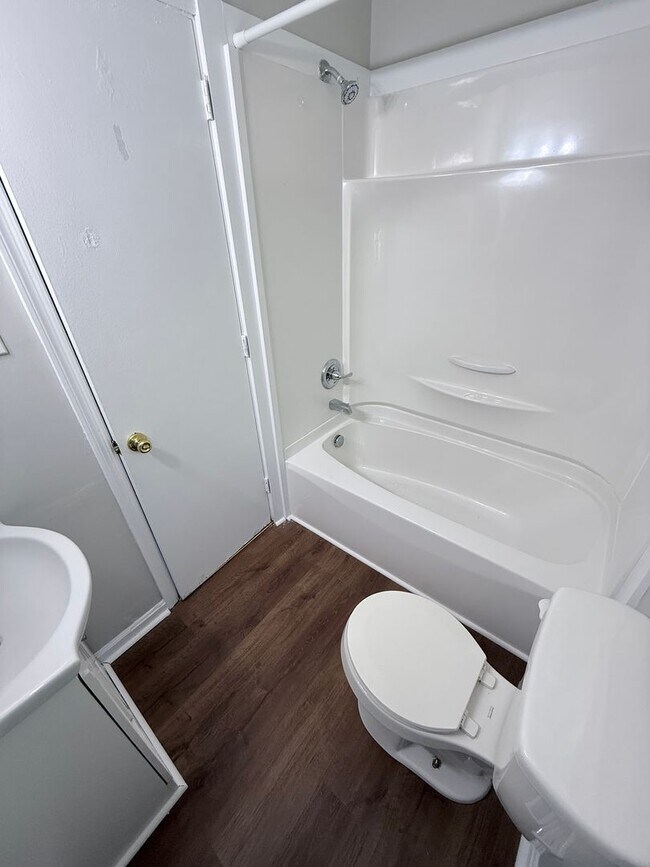 Building Photo - 3-bedroom, 2 full bath duplex in the desirable Lansdowne area