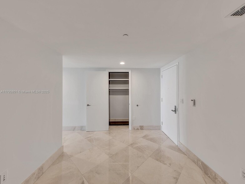 Building Photo - 475 Brickell Ave