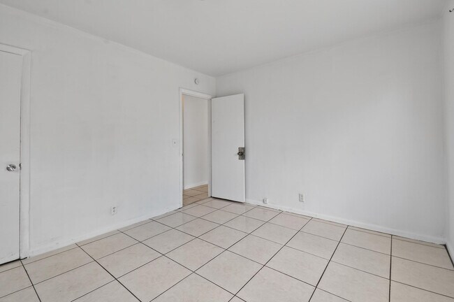 Building Photo - 1172 W 34th St