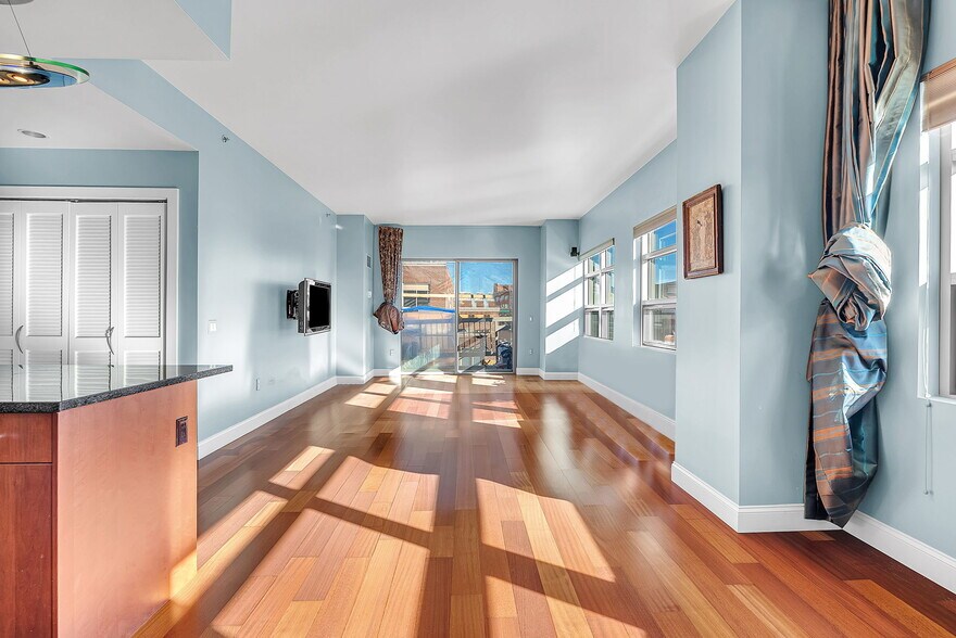 Building Photo - 17 Otis St