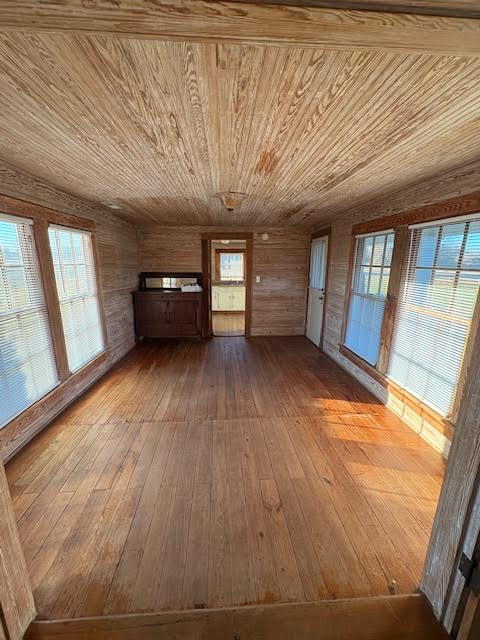 Building Photo - "Charming 1-Bedroom Greenville Retreat with Rustic Hardwood Floors!"
