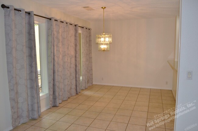 Building Photo - West Gate Area | Townhome | Unfurnished