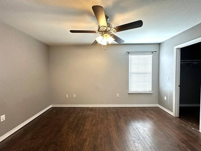 Building Photo - 417 Eisenhower Dr