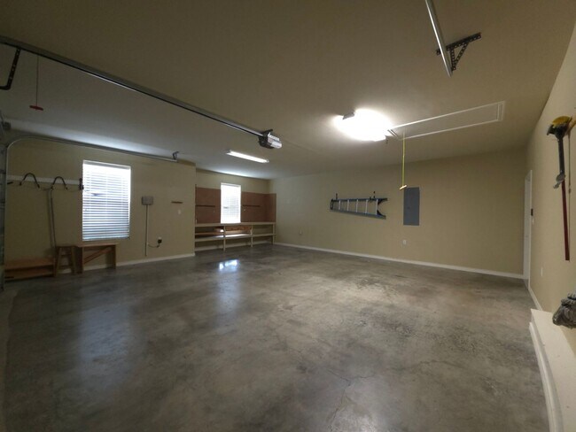 Building Photo - BEAUTIFUL and SPACIOUS 3-bedroom, 2-bathro...