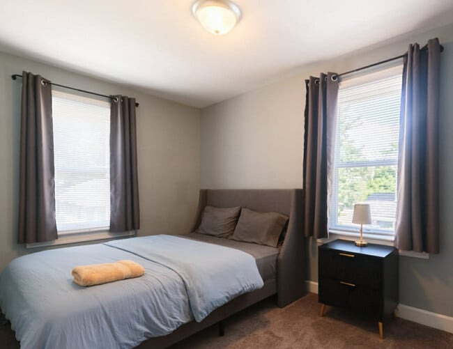 Building Photo - 911 E 49th St