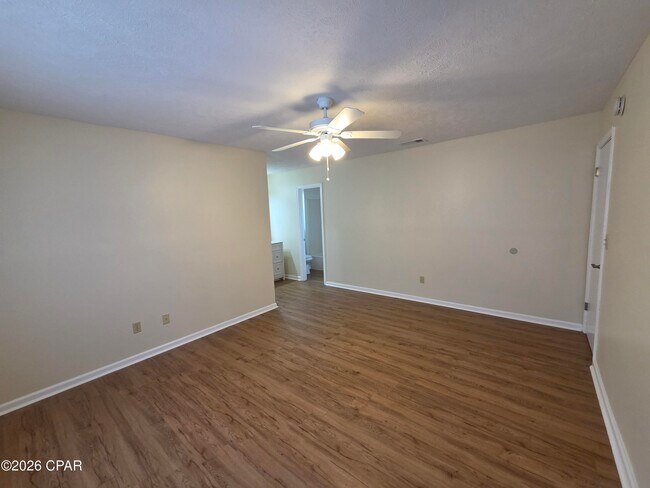 Building Photo - 4012 Woodridge Rd