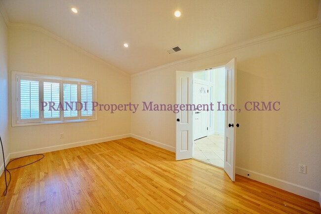 Building Photo - Country Club Home on Corner Lot, All One L...