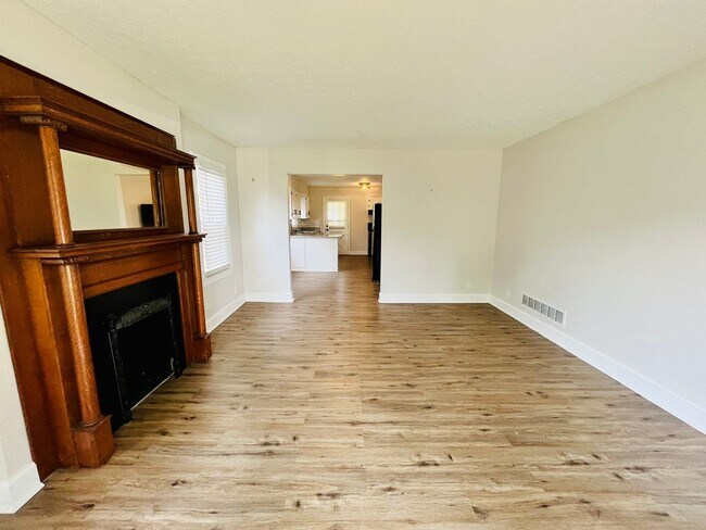 Building Photo - Three Bedroom Modern Farmhouse in Southern...