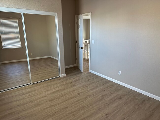 Building Photo - Beautiful 5 Bedroom, 3 Bath Brentwood Home / Downstairs Bedroom and Bath
