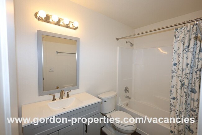 Building Photo - SE Arista Dr - 2 bedroom unit in the heart...