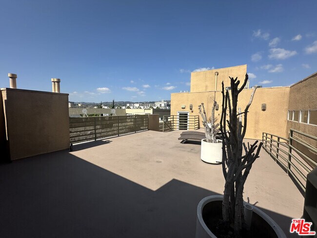 Building Photo - 8614 Burton Wy