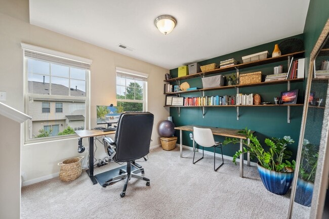 Building Photo - Beautiful 3 story townhome with office in ...