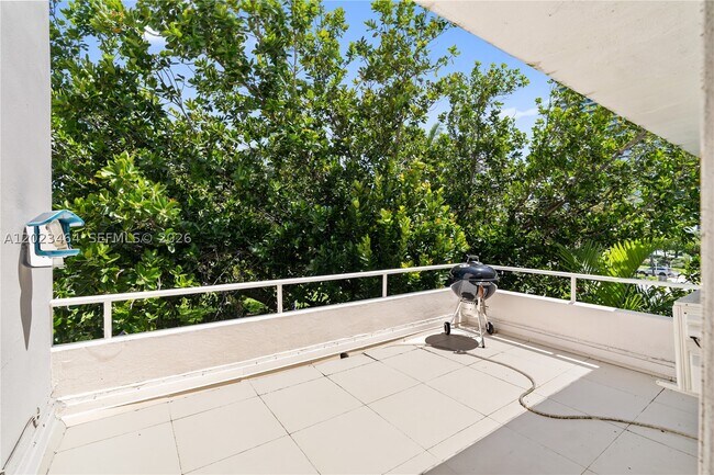 Building Photo - 10190 Collins Ave