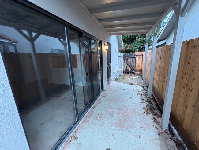 Building Photo - SW Visalia Home Available Now!