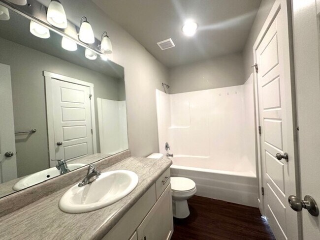 Building Photo - 385 480 W