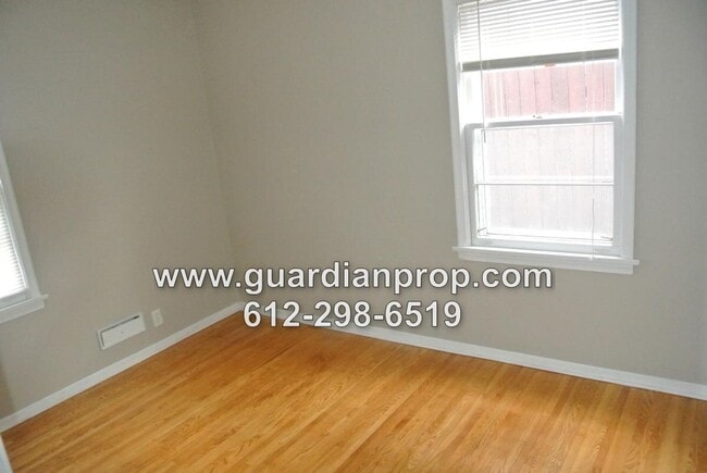 Building Photo - House in Midway Available August 1, Hardwo...