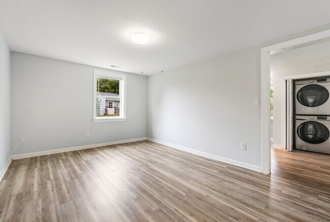 Building Photo - 608 Lakeshore Dr