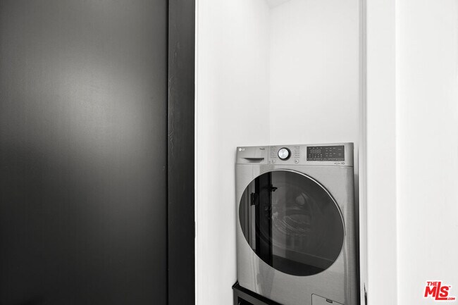 Building Photo - 2324 S Dunsmuir Ave